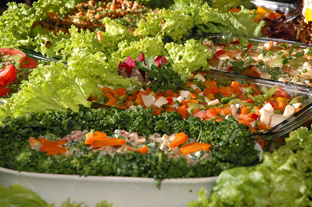 Saladas diversas em buffet