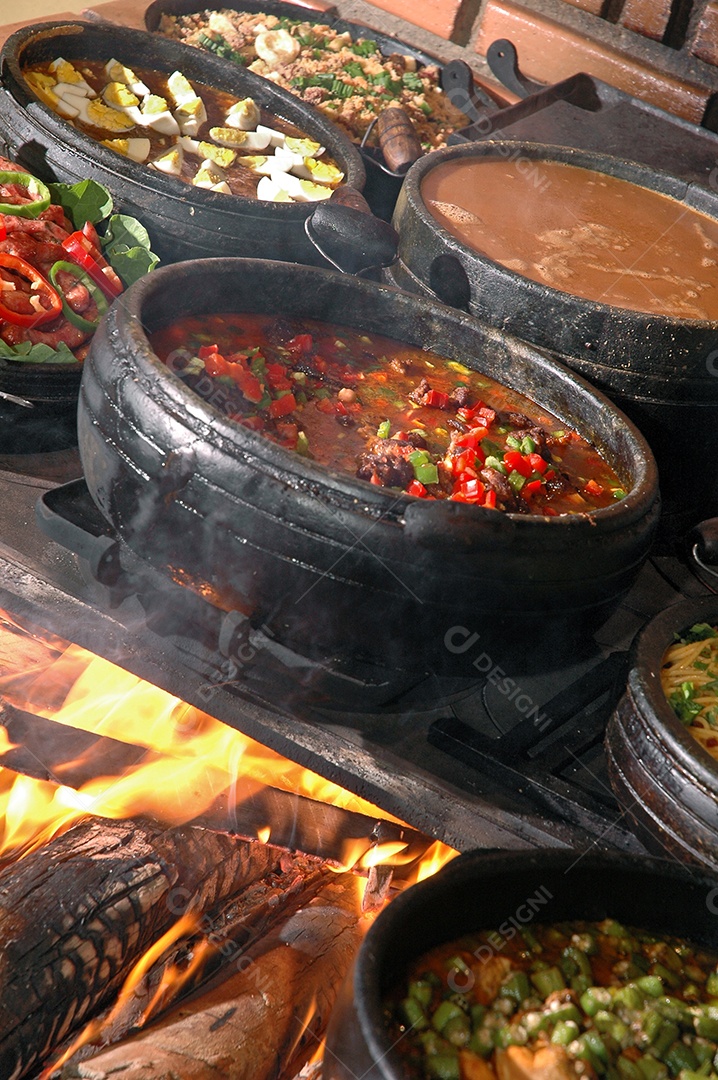 Comida self service no fogão caipira
