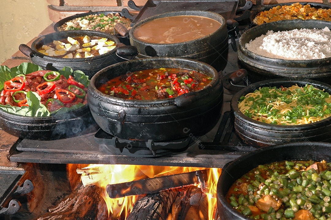 Comida self service no fogão caipira