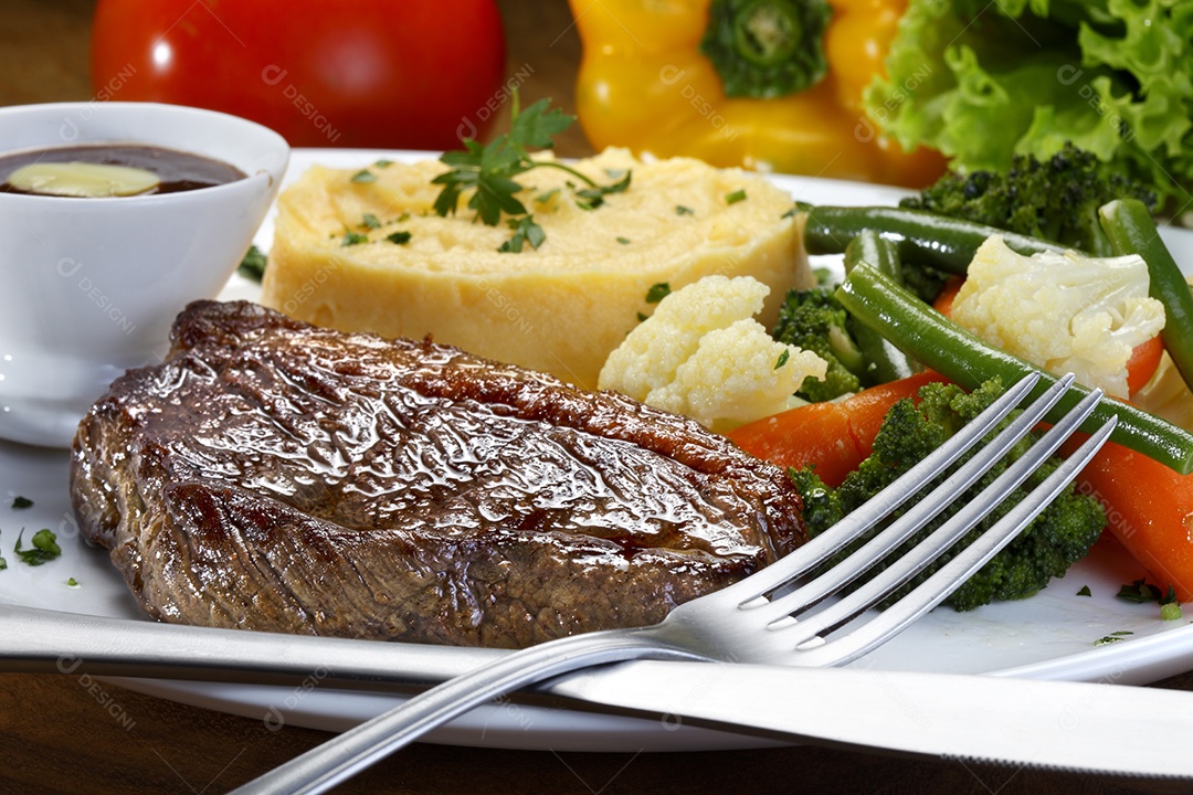 Bife grelhado com purê e salada