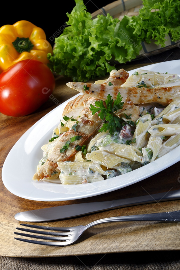 Macarrão ao molho branco e carne grelhada