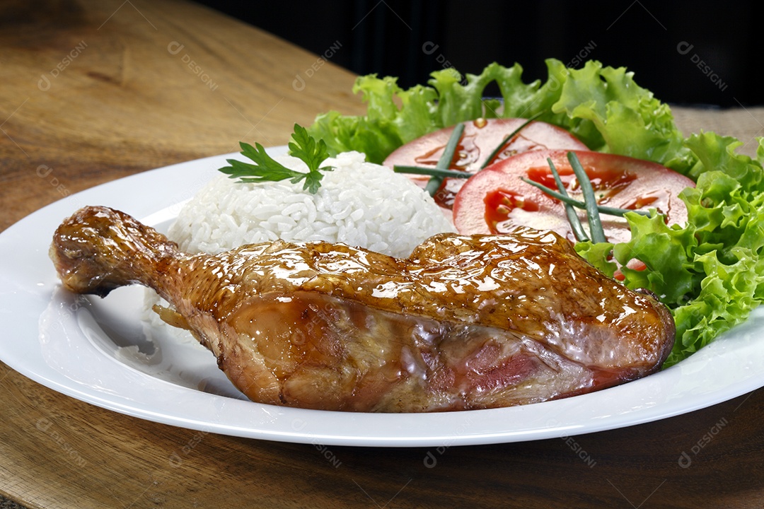 Coxa de frango com arroz e feijão fatofa e salada