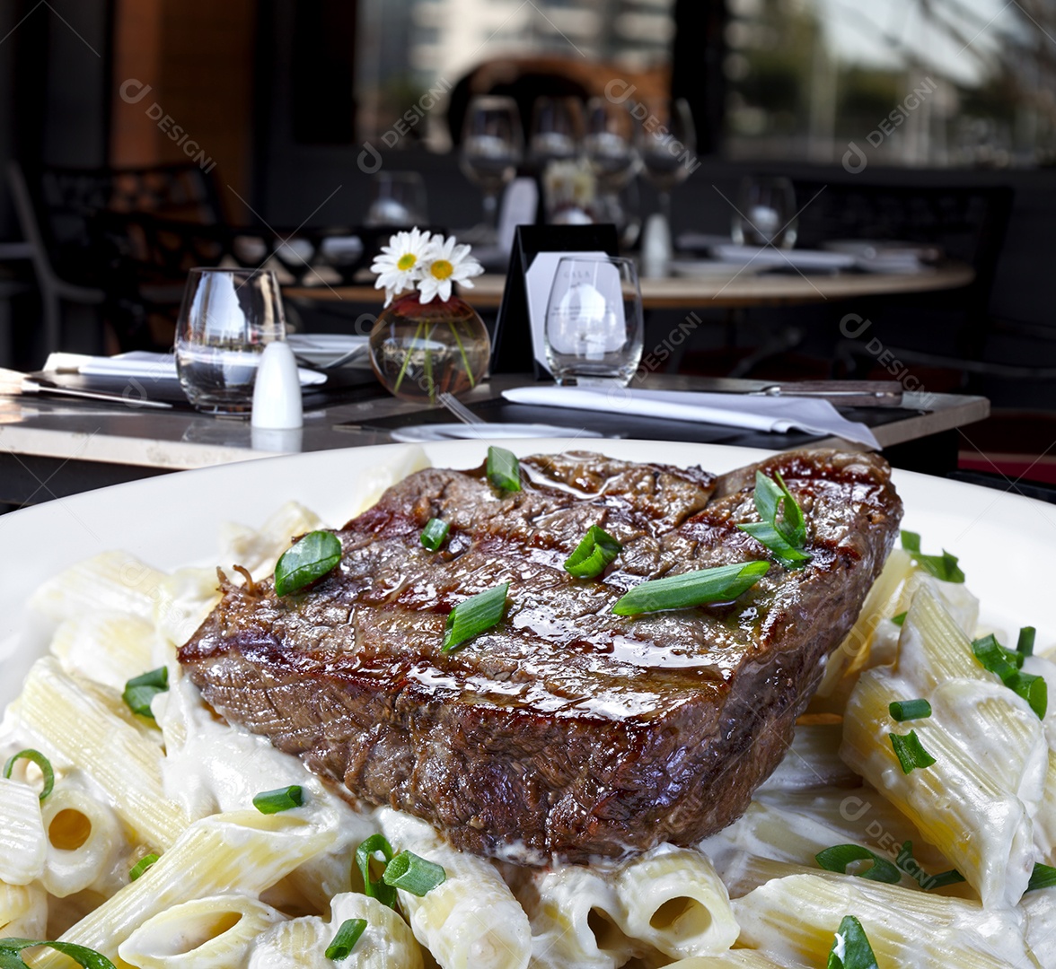 Macarrão com molho branco com carne assada