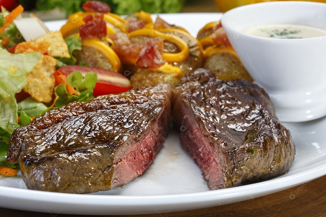 Carne grelhada com saladas e molhos