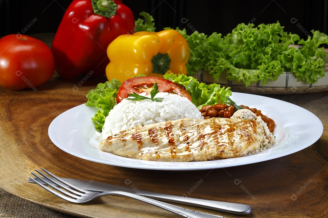 Bife de frango com arroz feijão salada e farofa