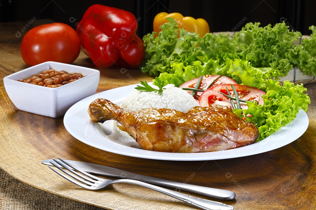 Coxa de frango com arroz e feijão fatofa e salada