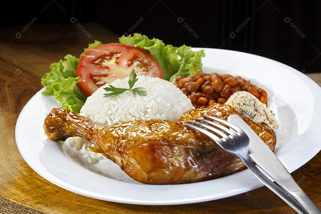 Coxa de frango com arroz e feijão fatofa e salada