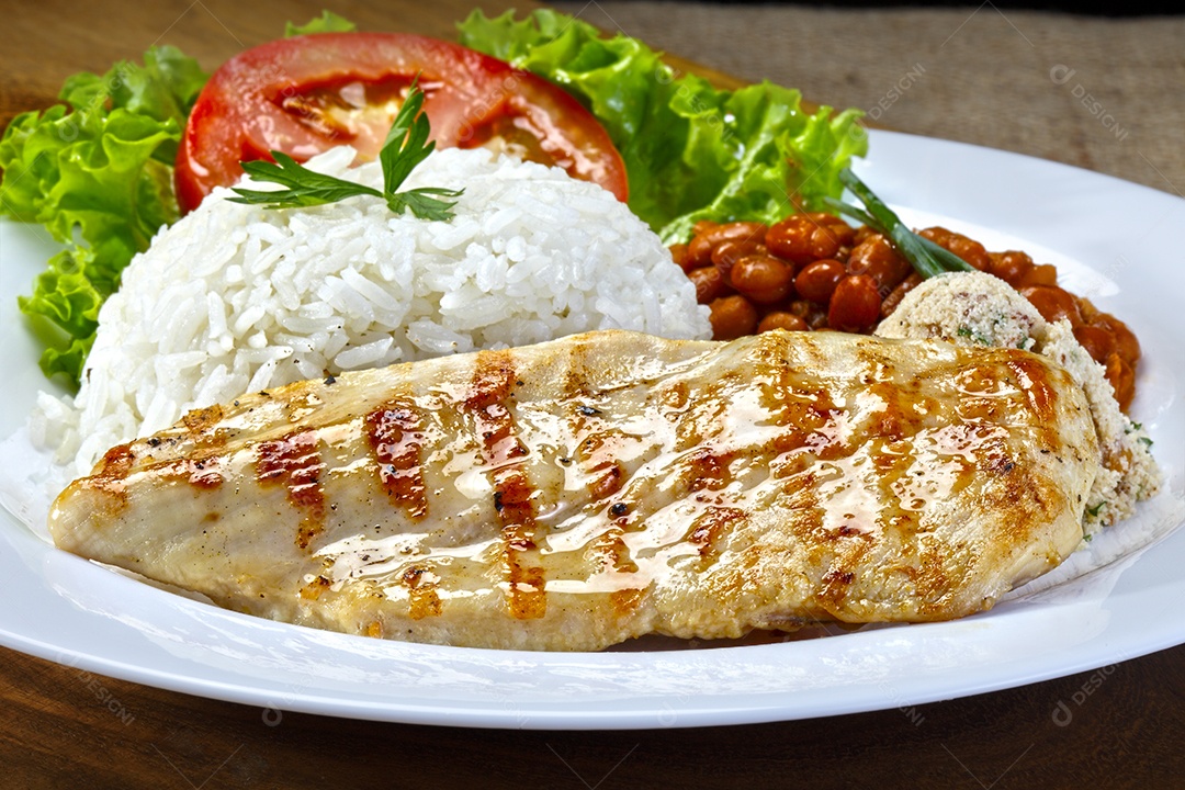 Bife de frango com arroz feijão salada e farofa
