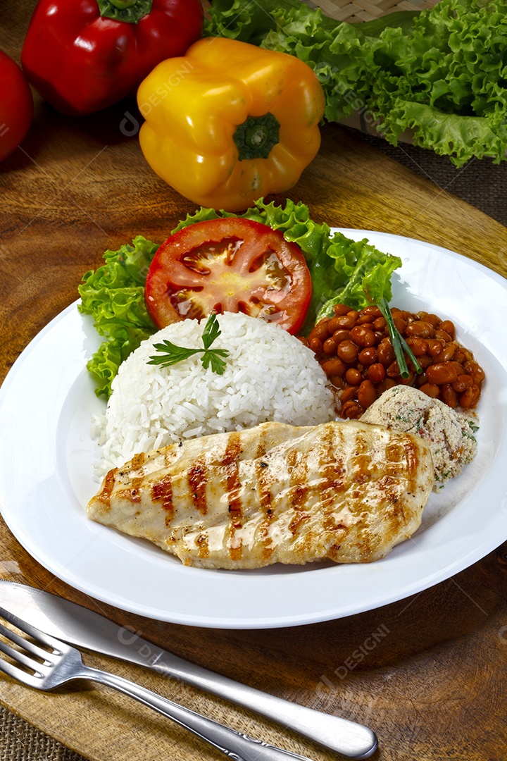 Bife de frango com arroz feijão salada e farofa