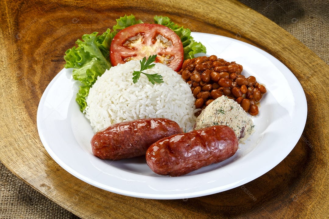 Salsicha com arroz e salada e feijão