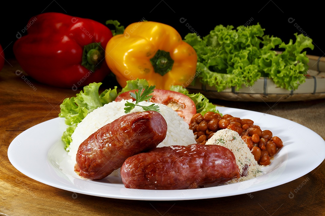 Salsicha com arroz e salada