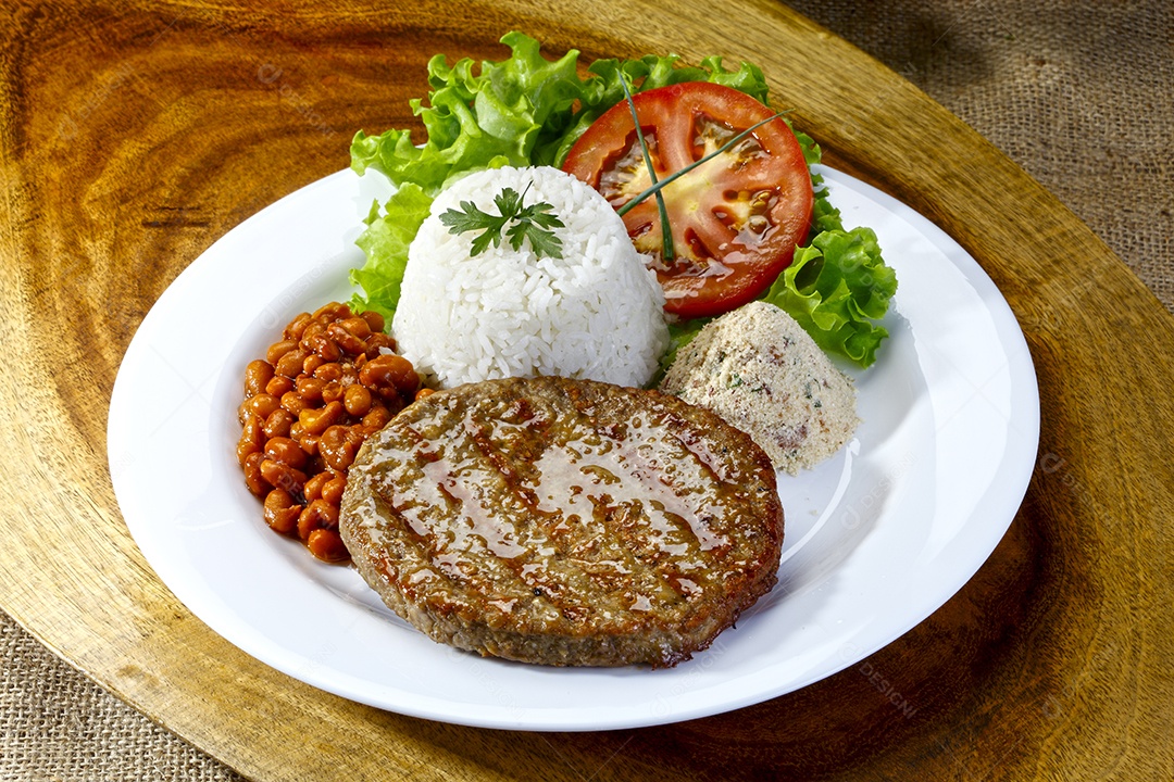 Comida tradicional arroz feijão carne salada e farofa
