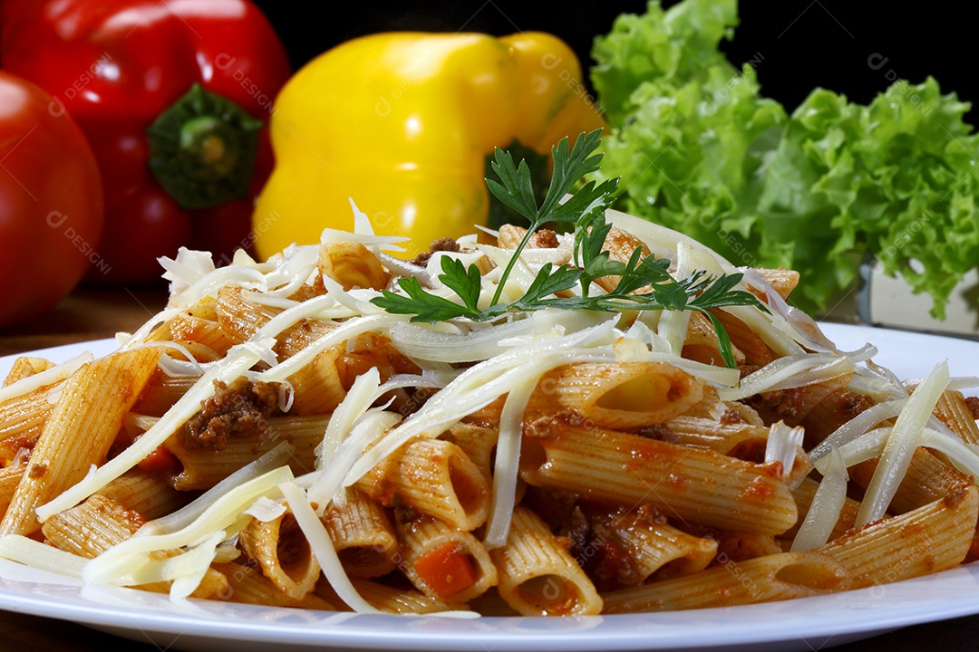 Massa a bolonhesa com queijo em um prato