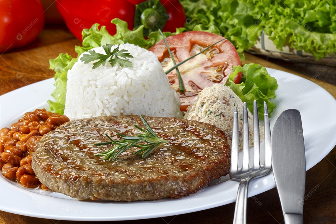 Carne de hambúrguer com arroz e salada