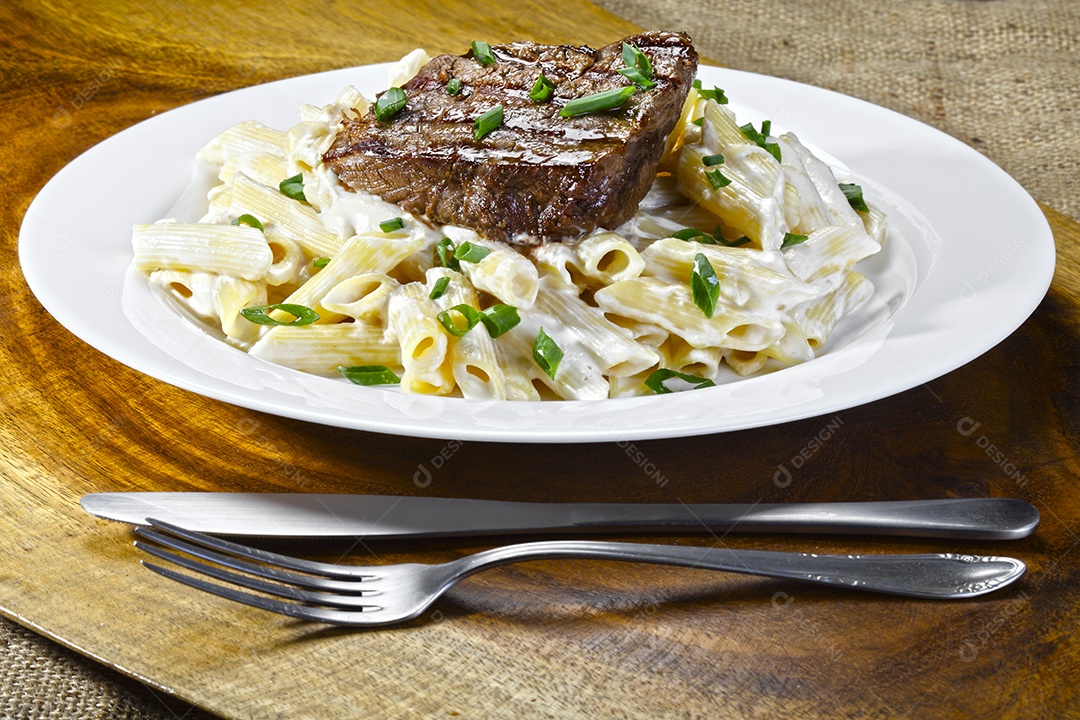 Carne assada com macarrão e cheiro verde