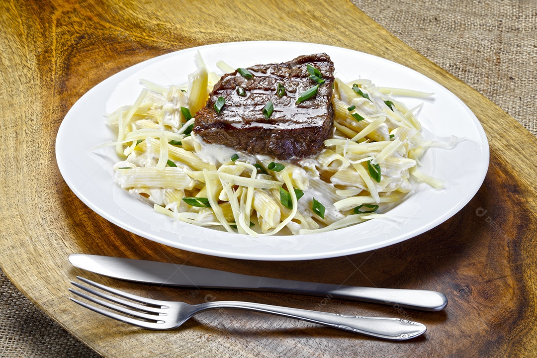 Macarrão ao molho branco com carne