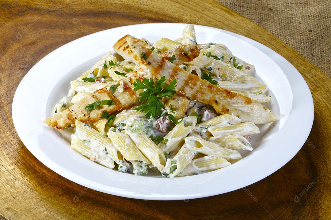 Carne assada com macarrão