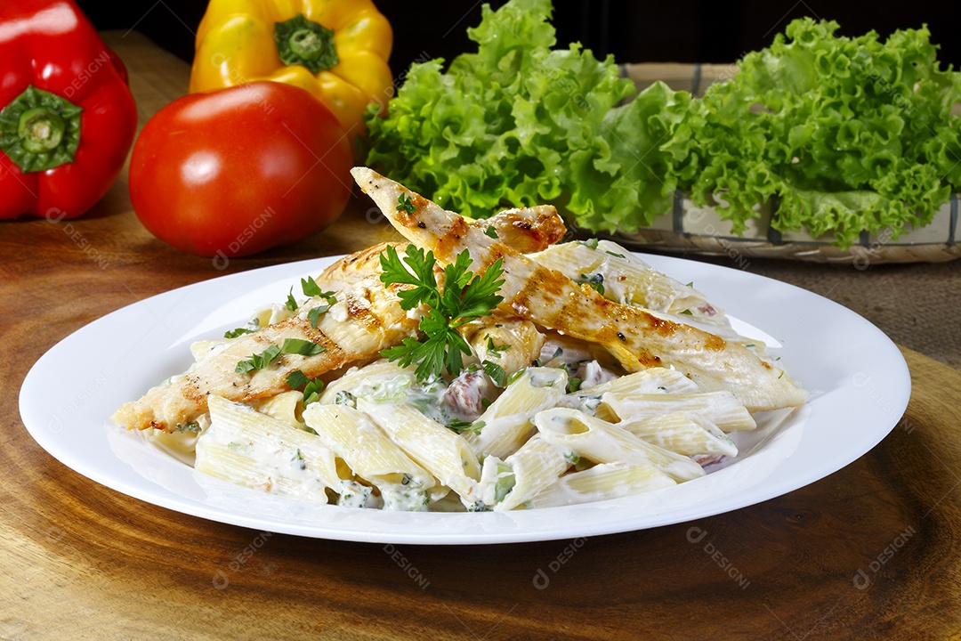 Carne assada com macarrão