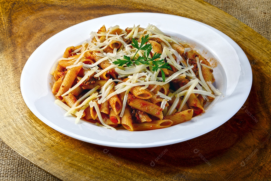 Massa a bolonhesa com queijo em um prato