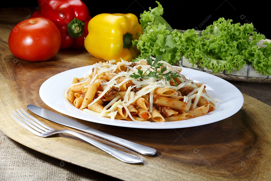 Massa a bolonhesa com queijo em um prato