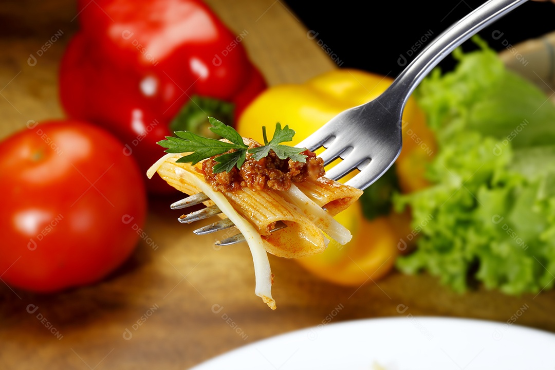 Garrfo coom macarrão e carne moida