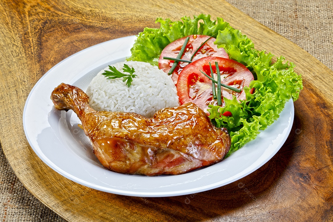 Frango assado com legumes e arroz