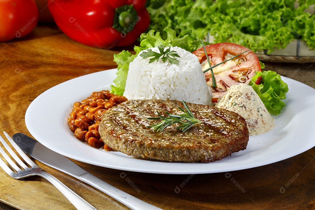Bife grelhado com feijão arroz e salada farofa