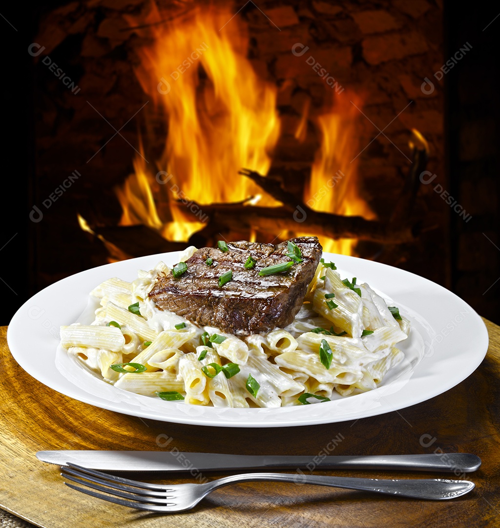 Carne assada com macarrão