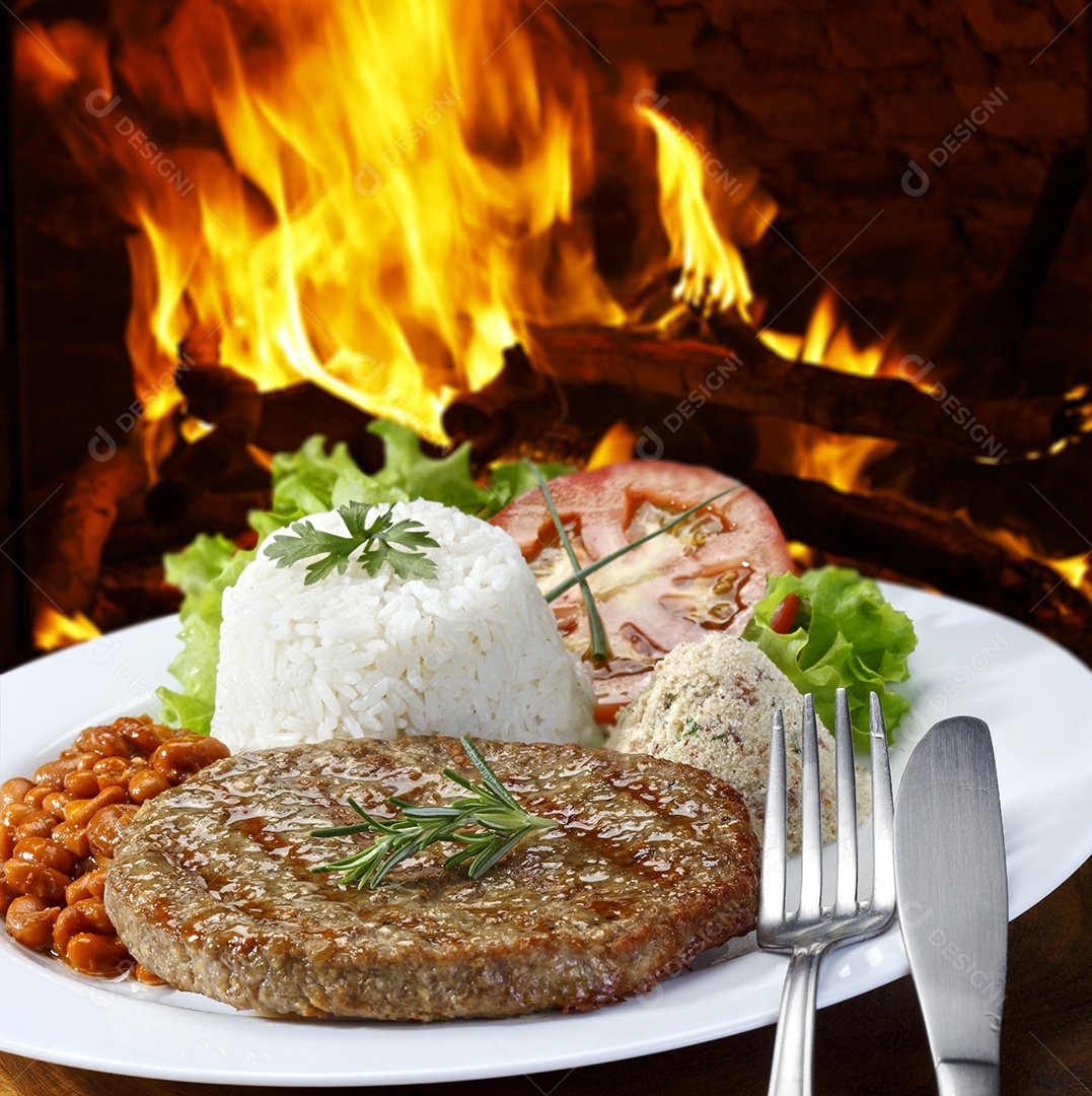 Comida tradicional com arroz feijão e salada carne grelhada