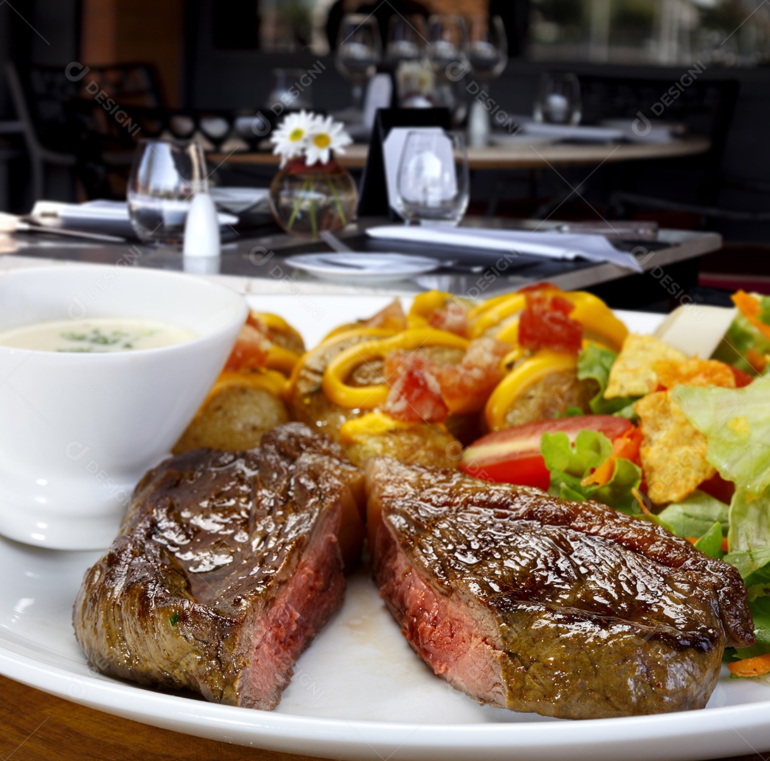 Carne com salada e molho cremoso