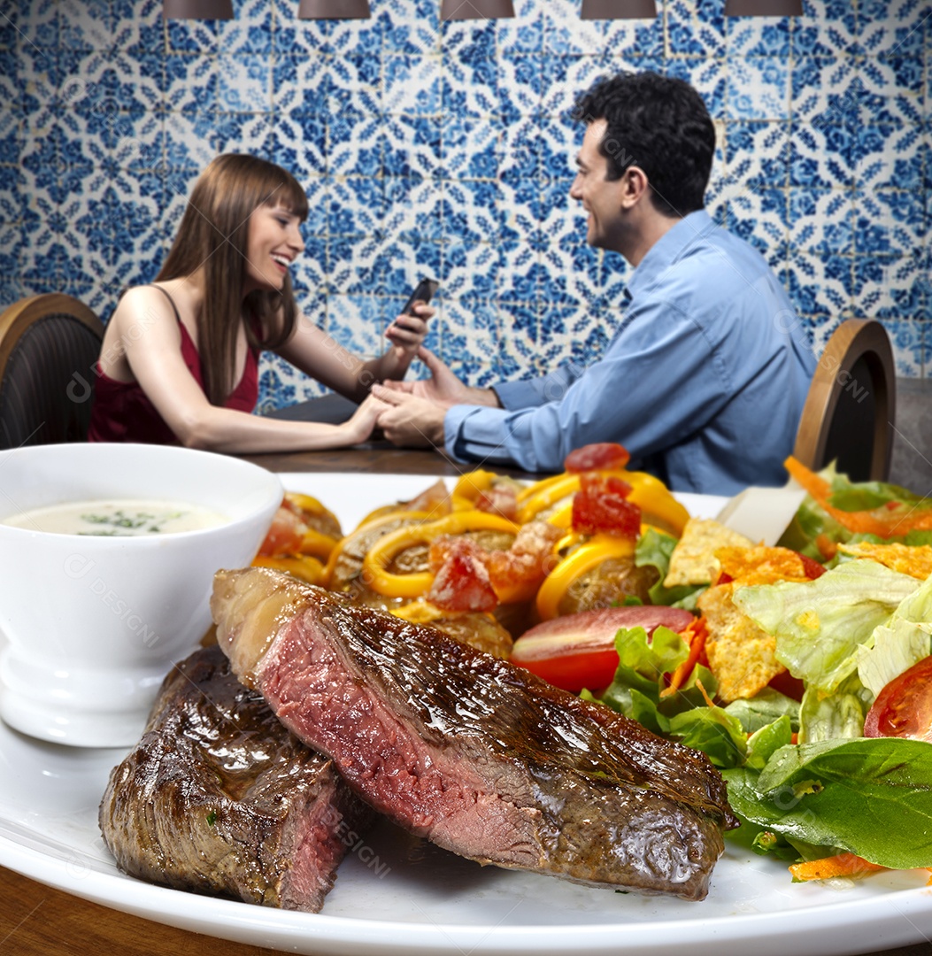 Salada com carne assada e molho