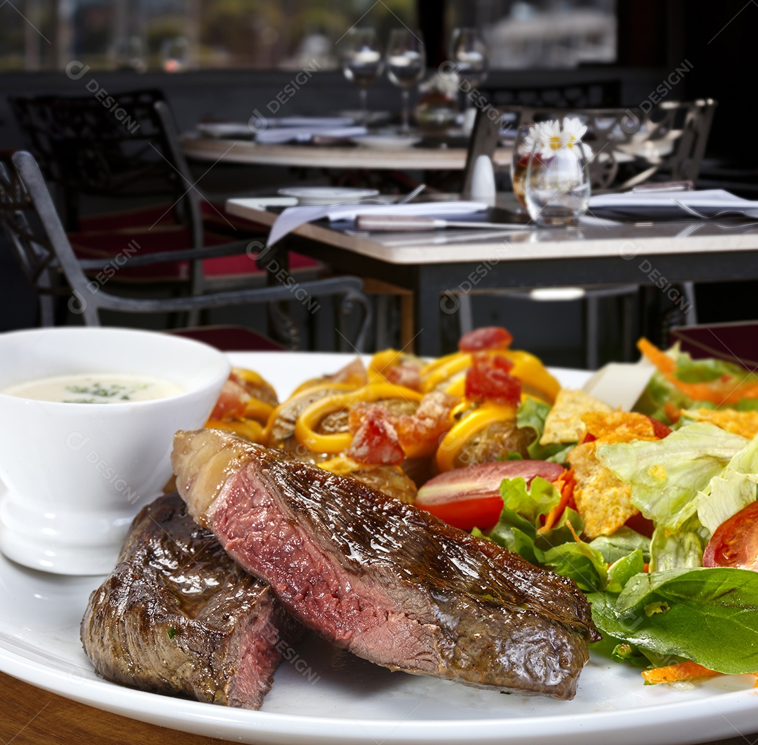 Carne assada com salada e molho