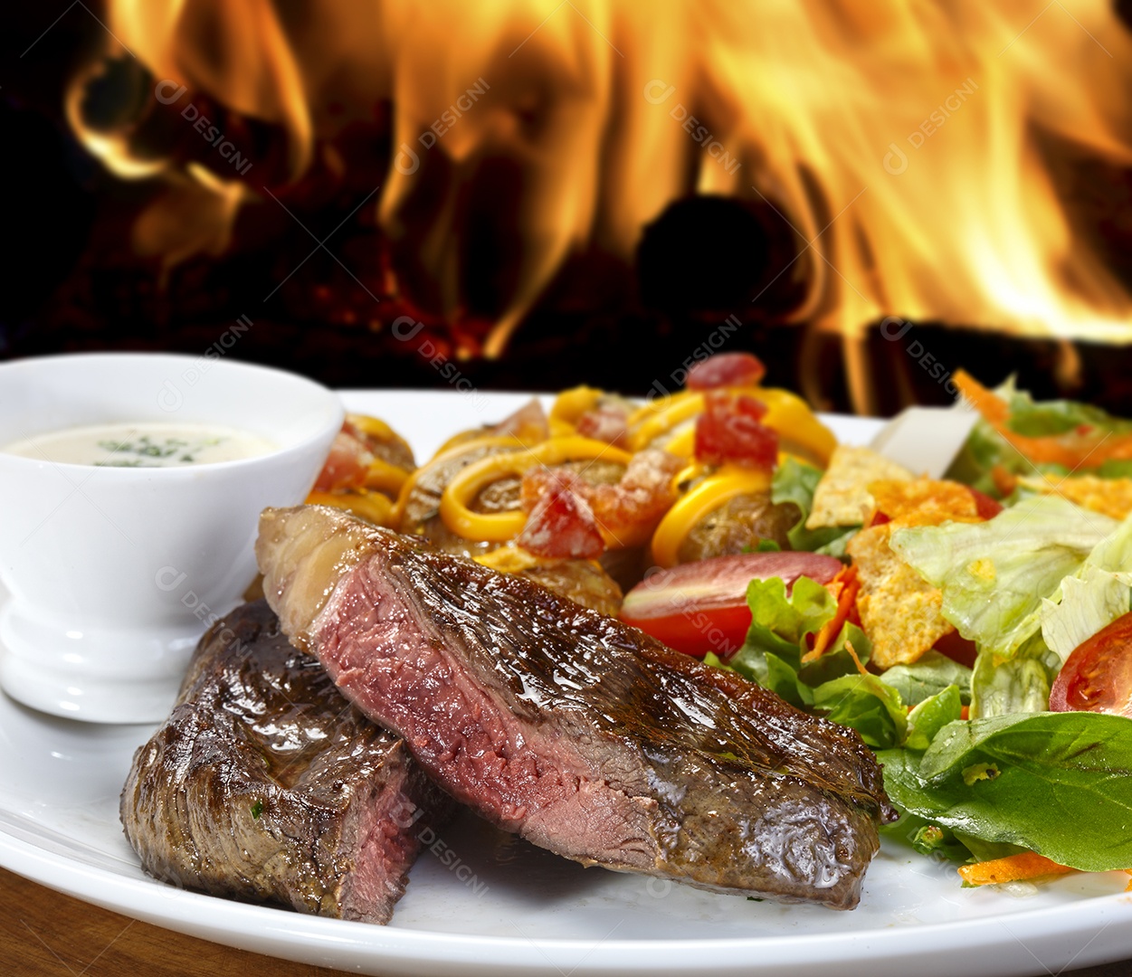 Salada com carne assada e molho