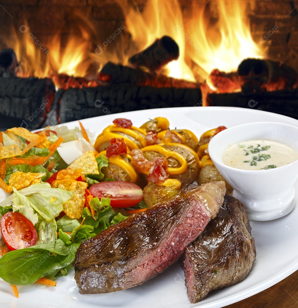 Salada com carne assada e molho