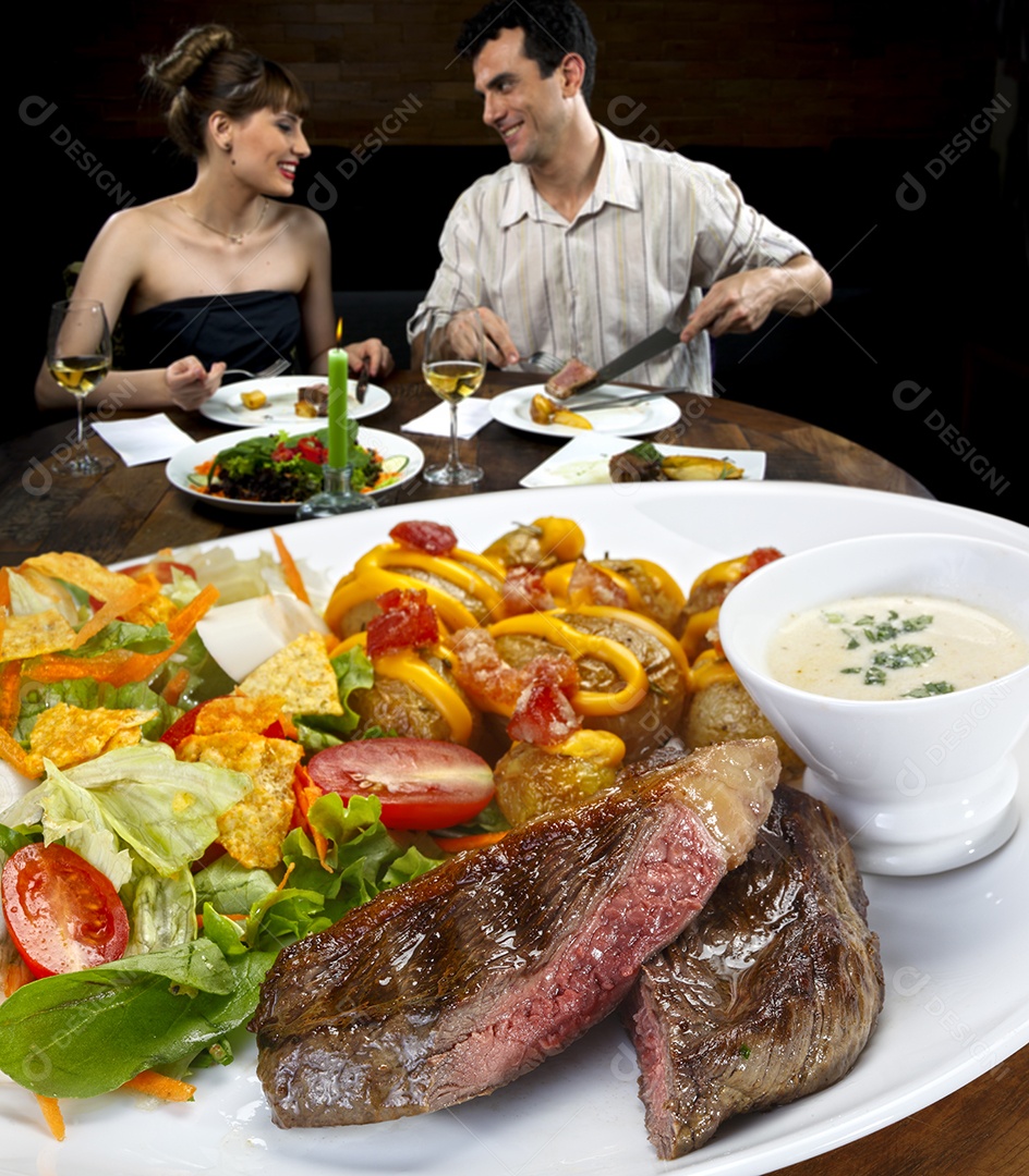 Salada com carne assada e molho
