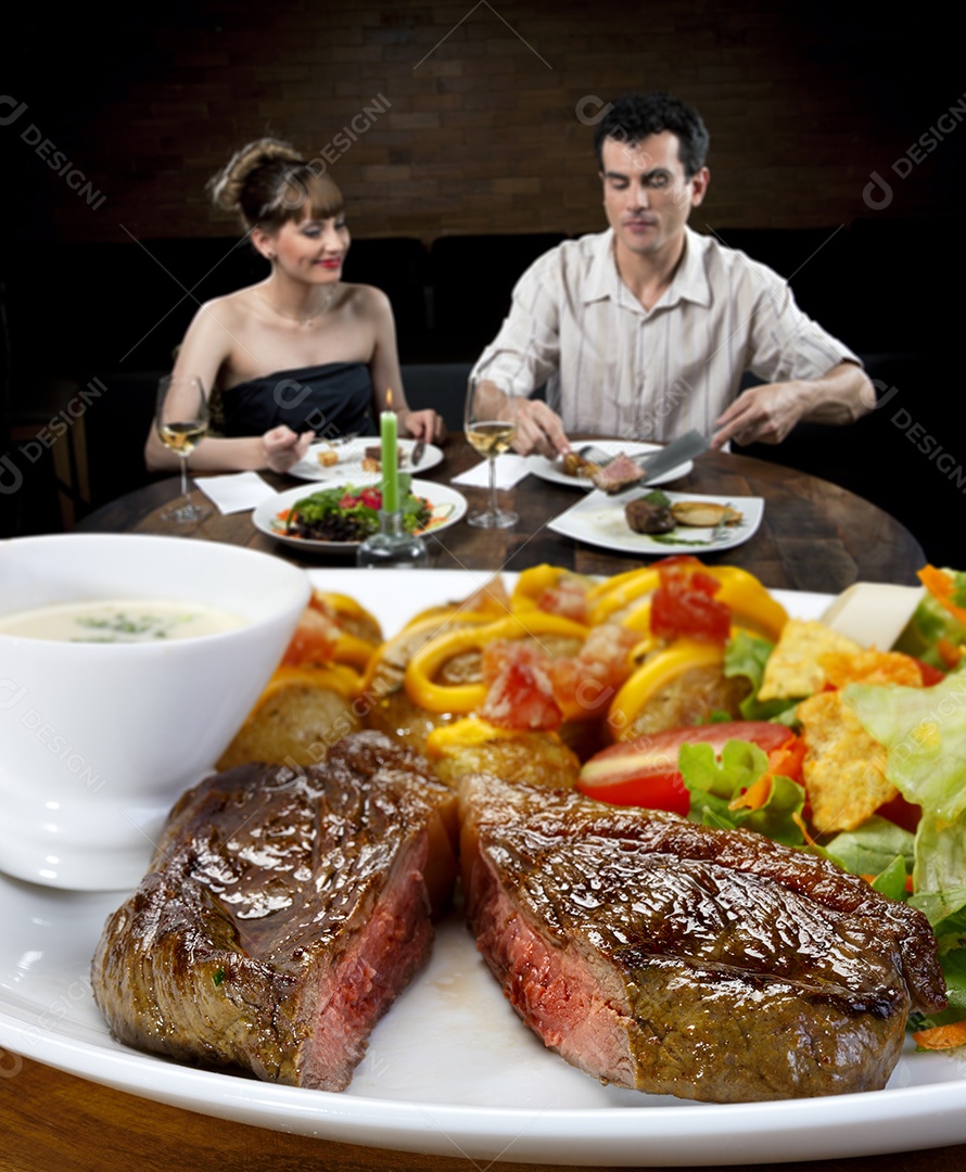 Prato de salada com molho e carne assada