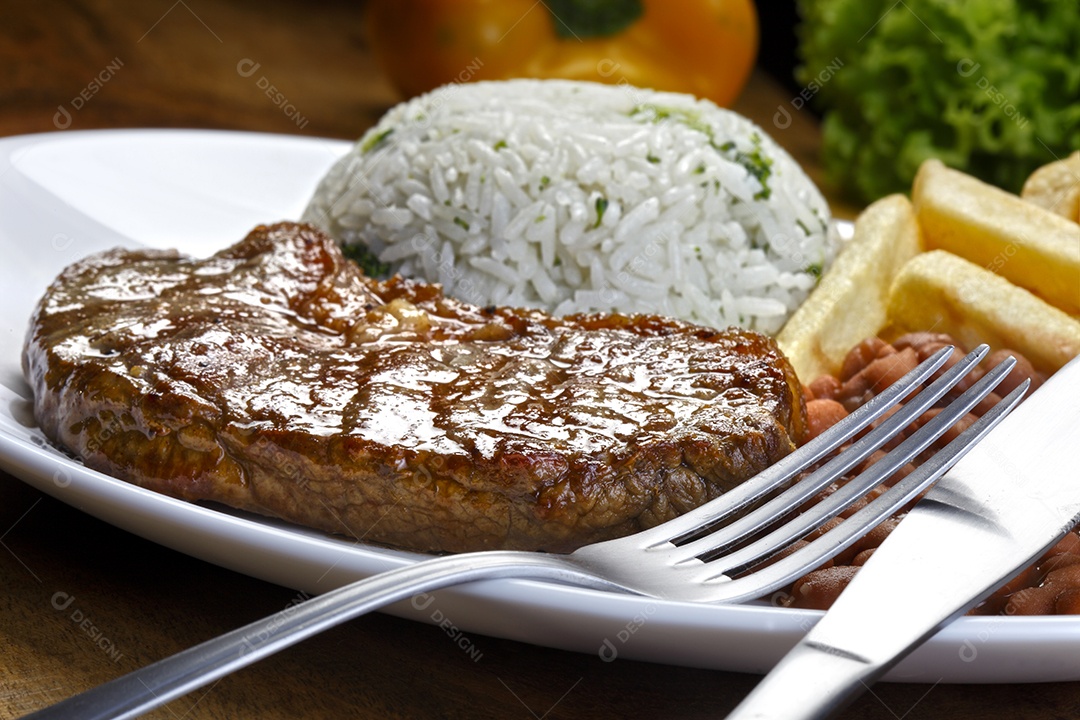 Carne grelhada com arroz feijão e batatas