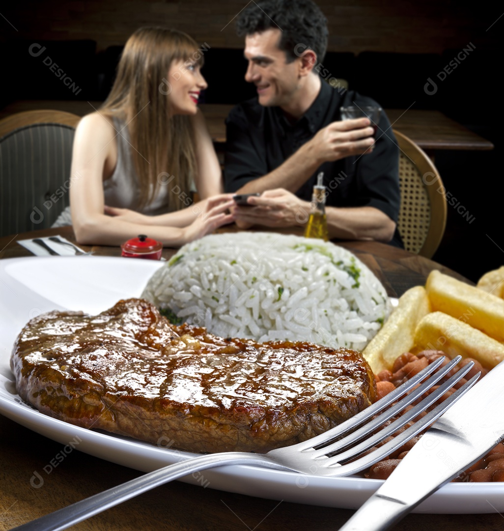 Arroz com batatas farofa carne assada e vinagrete