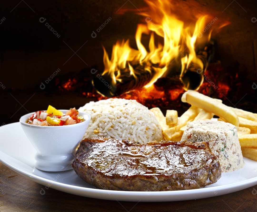 Arroz com batatas farofa carne assada e vinagrete