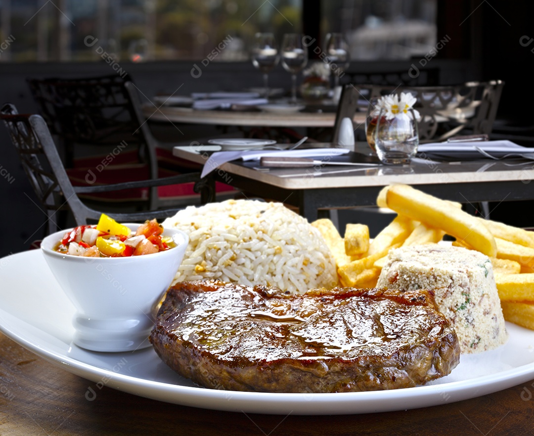 Arroz com batatas farofa carne assada e vinagrete
