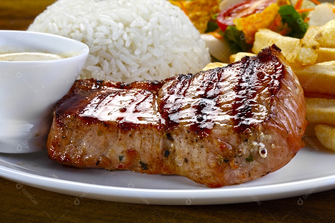Prato tradicional com arroz carne grelhada e batatas fritas