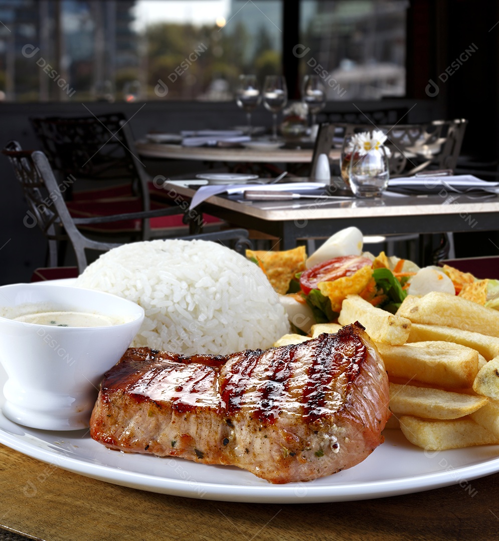 Prato tradicional com arroz feijão carne grelhada e batatas fritas