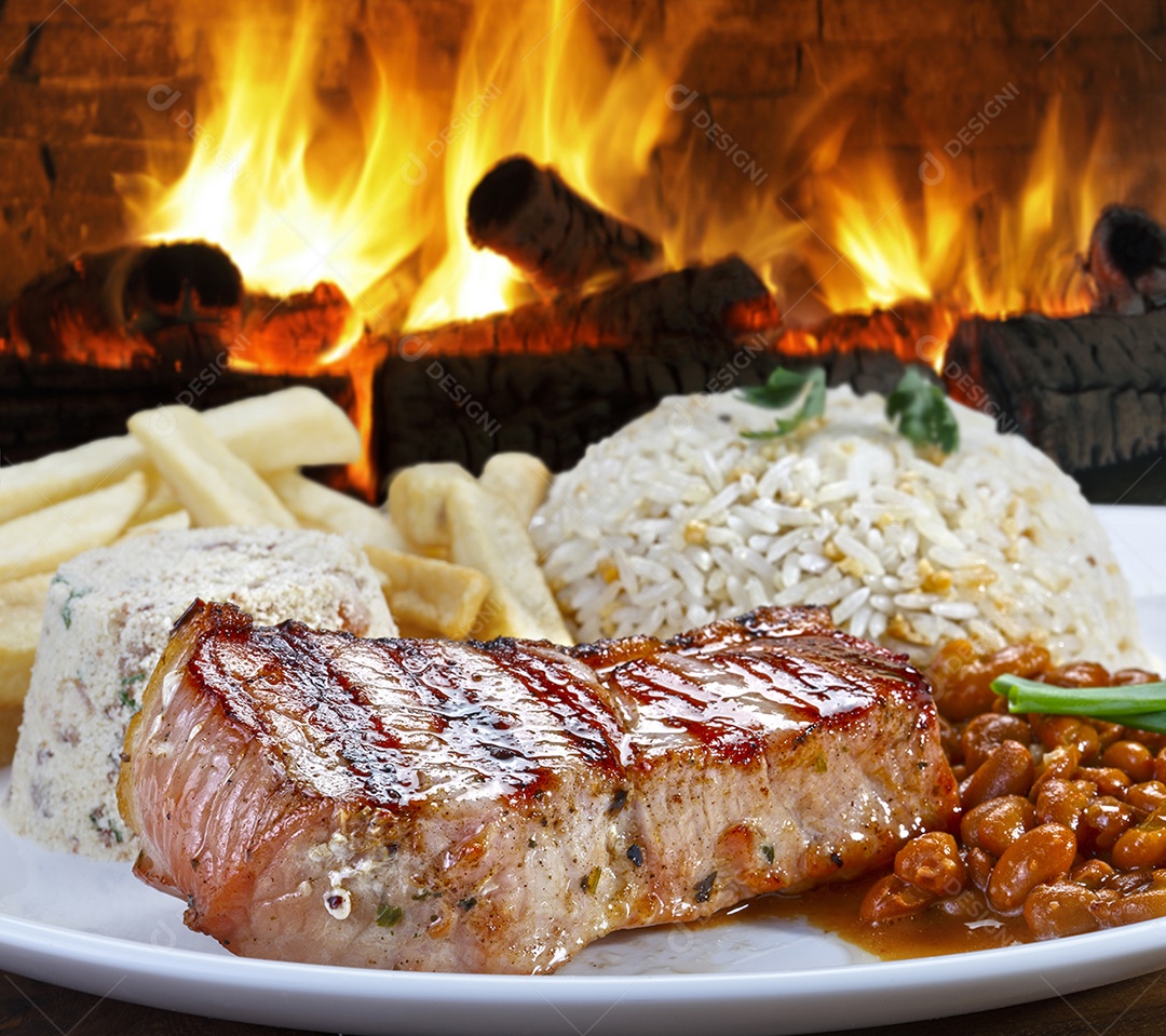 Prato tradicional com arroz feijão carne grelhada e batatas fritas