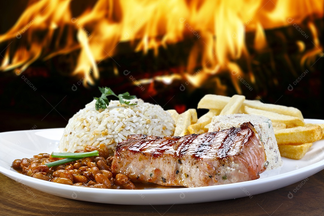 Prato tradicional com arroz carne grelhada e batatas fritas