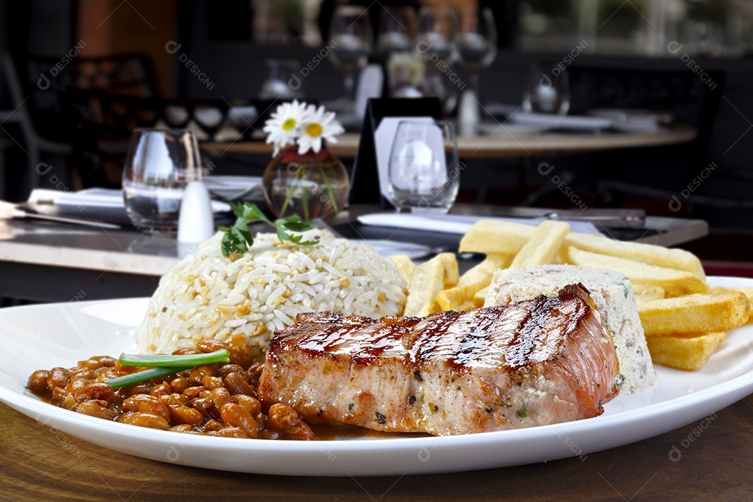 Prato tradicional com arroz carne grelhada e batatas fritas