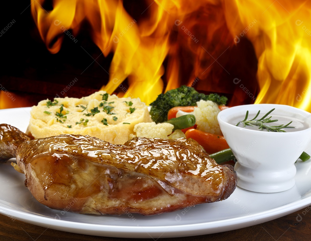 Purê de batatas com salada fria e frango assado