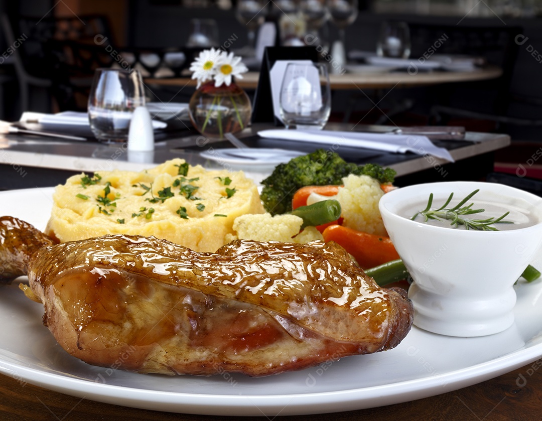 Purê de batatas com salada fria e frango assado
