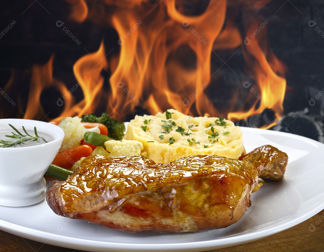 Purê de batatas com salada fria e frango assado