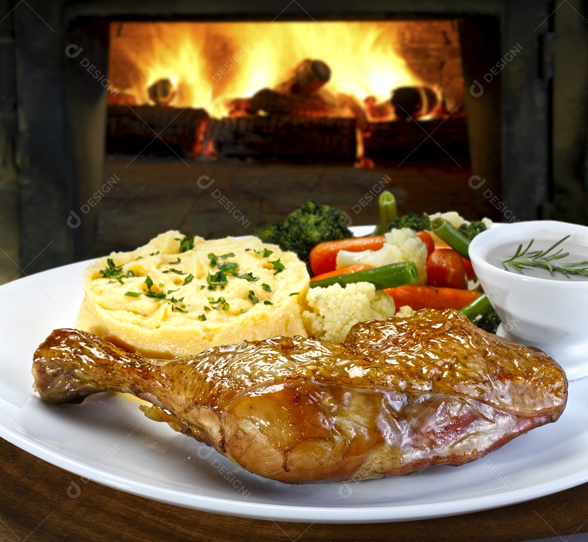 Purê de batatas com salada fria e frango assado
