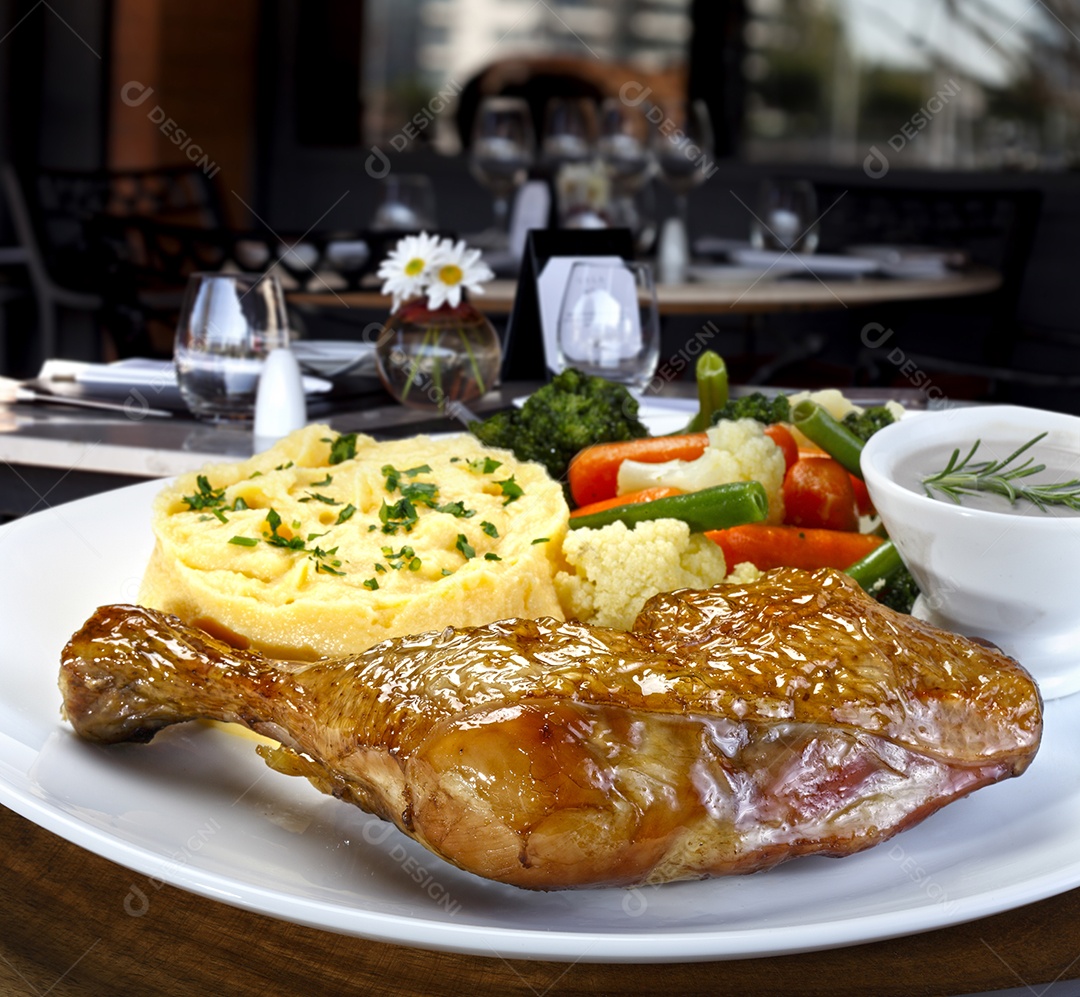 Purê de batatas com salada fria e frango assado